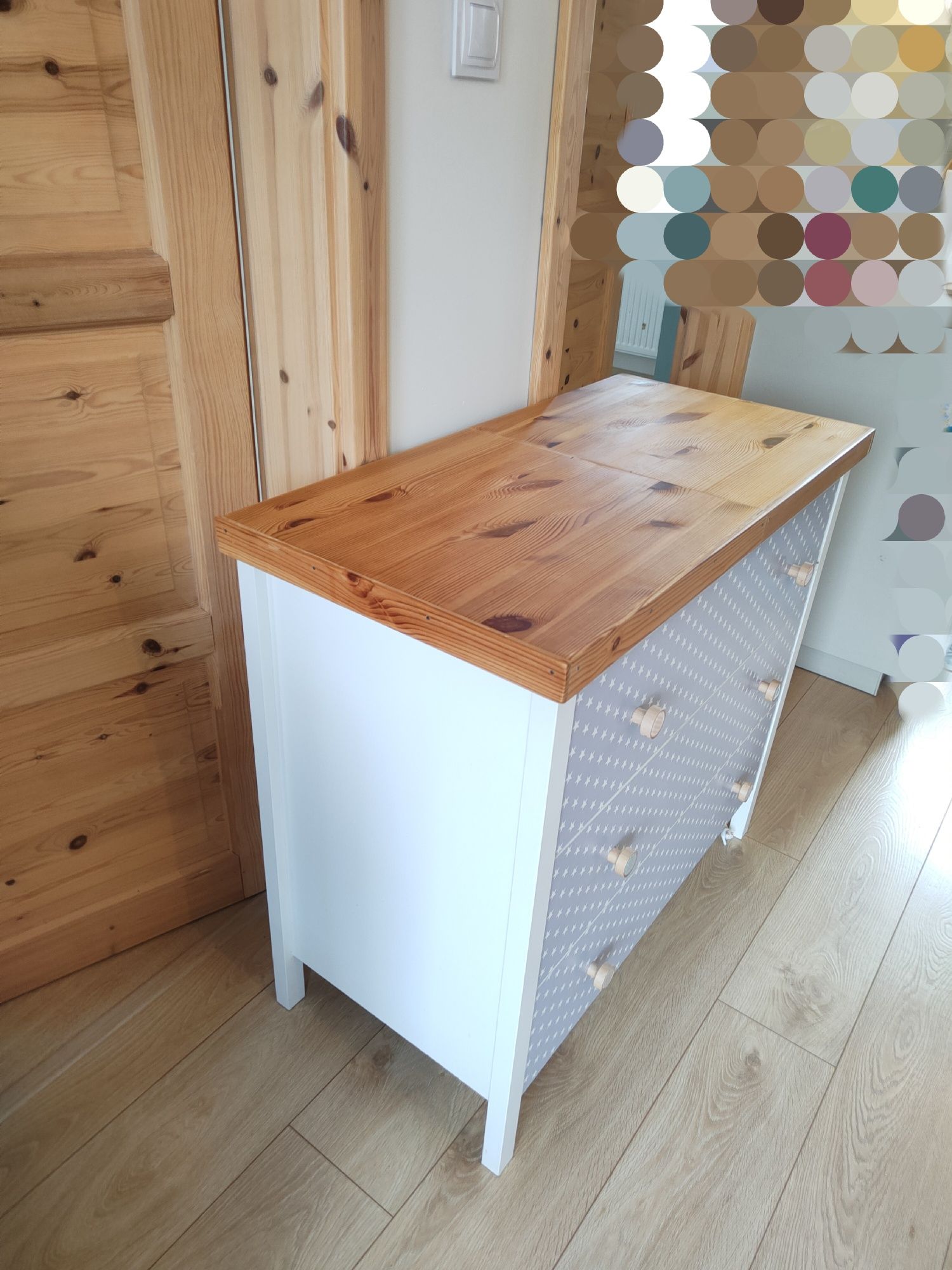 Komoda IKEA Koppang z drewnianą nadstawką – baza pod przewijak
