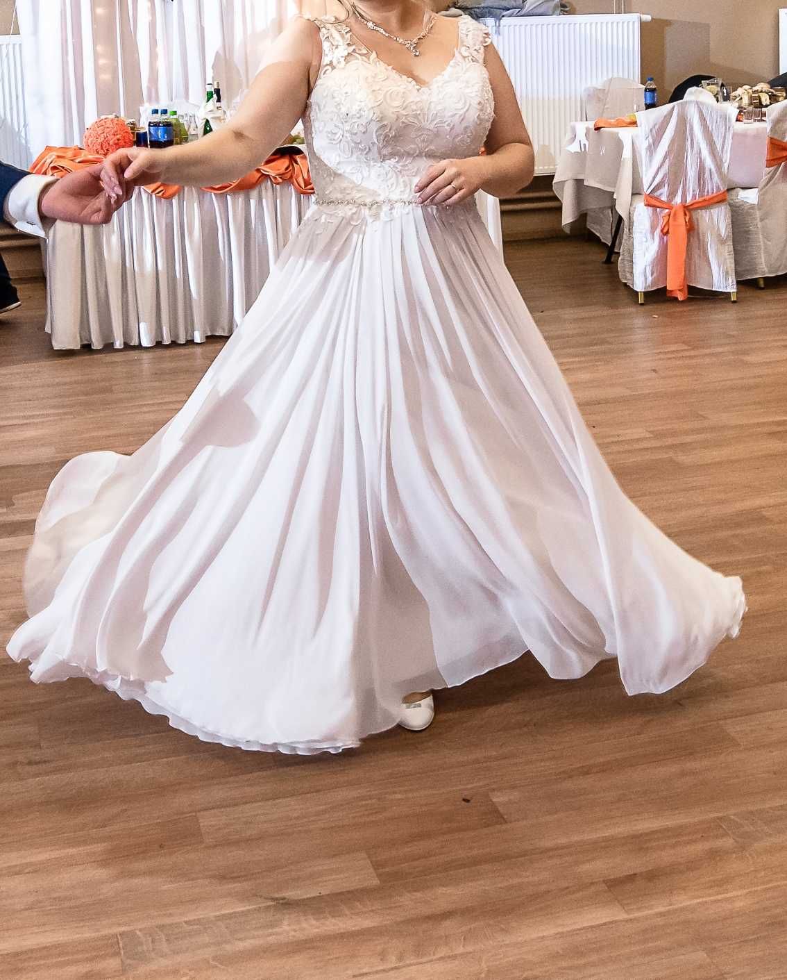 Lekka, zwiewna suknia ślubna