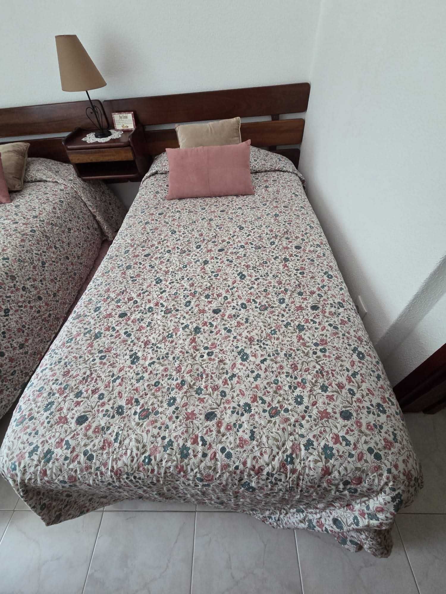 Para doar. 1 Sofá, 2 cadeirões, duas camas de solteiro e uma mesa.