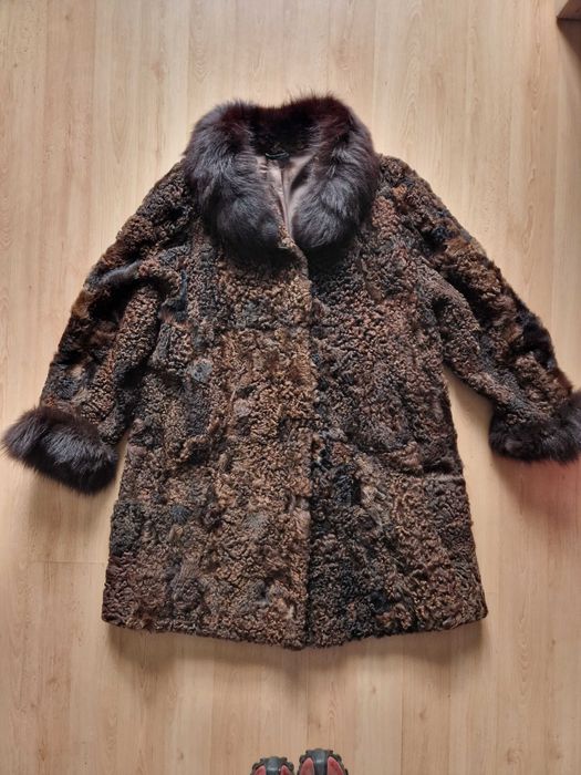 Futro z brązowych karakuł