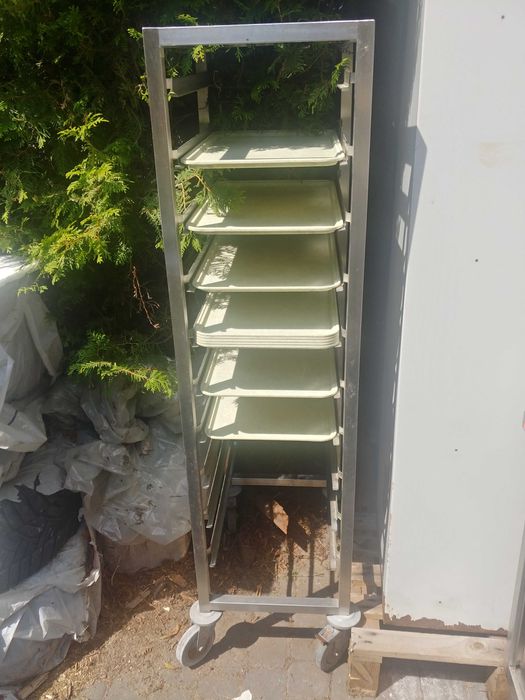 Wózek gastronomiczny z tacami