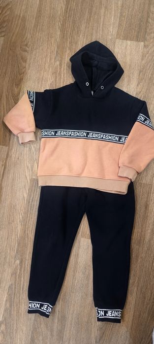 Теплий спортивний костюм на  9-11 років.