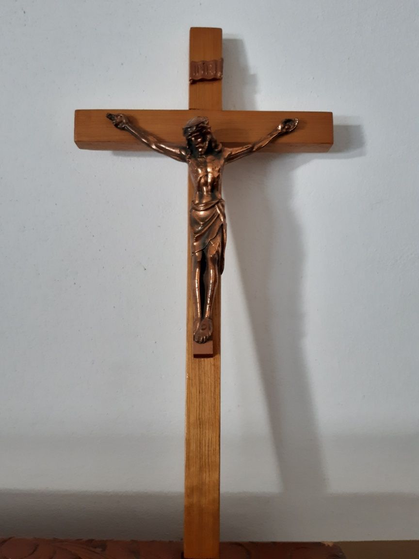 Crucifixo em madeira e metal