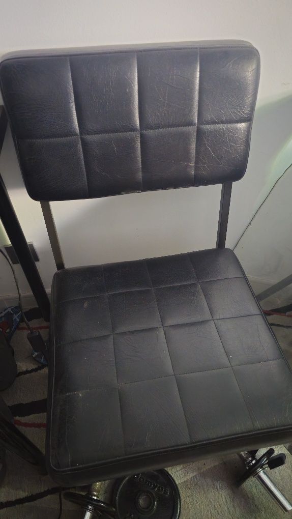Cadeira preta  (ferro e pele)