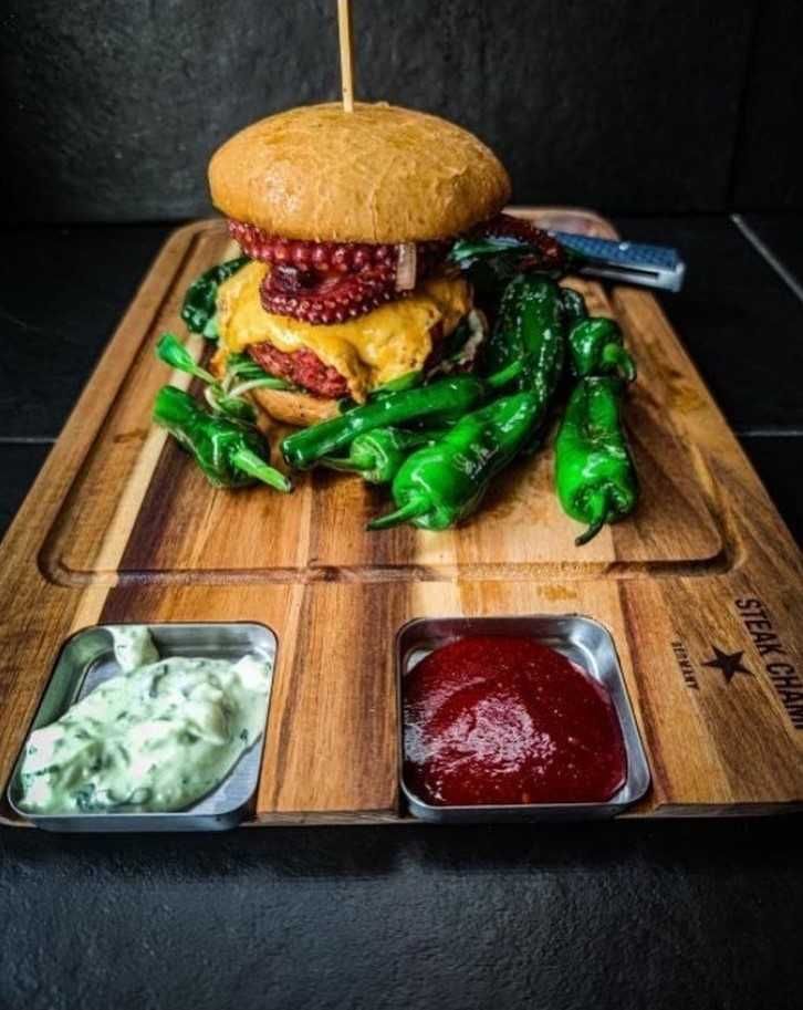 SteakChamp Tábua de cortar/servir 24x27cm com duas molheiras * NOVO *