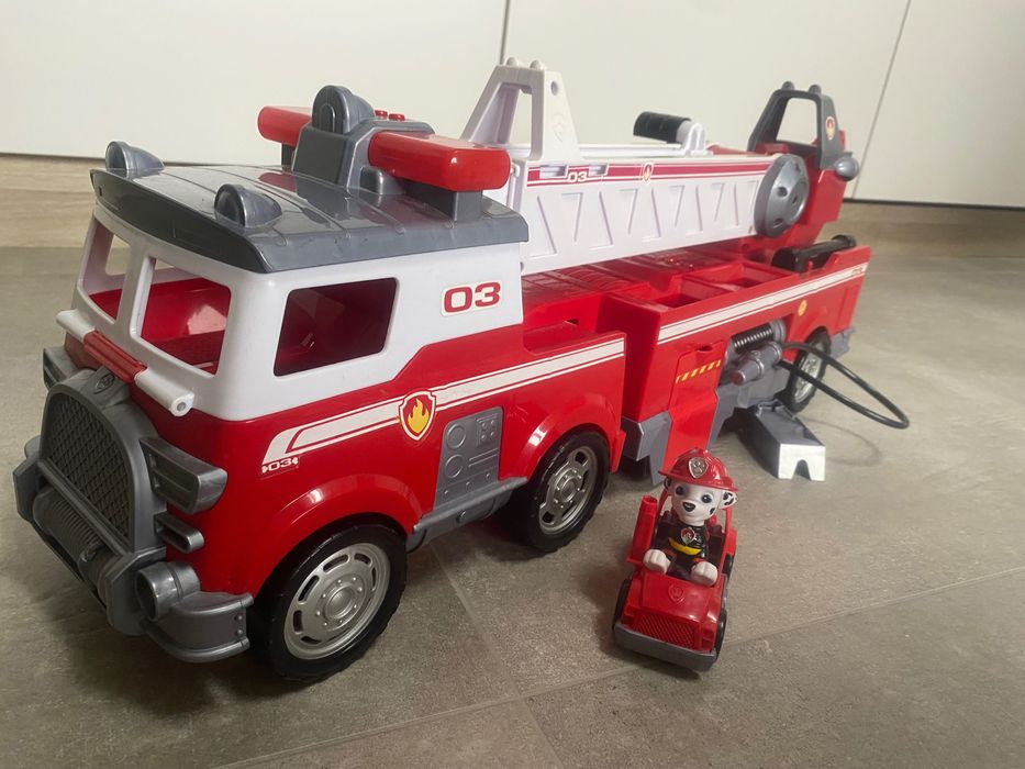 Posiada wszystkie elementy Psi Patrol duży wóz strażacki Marshall