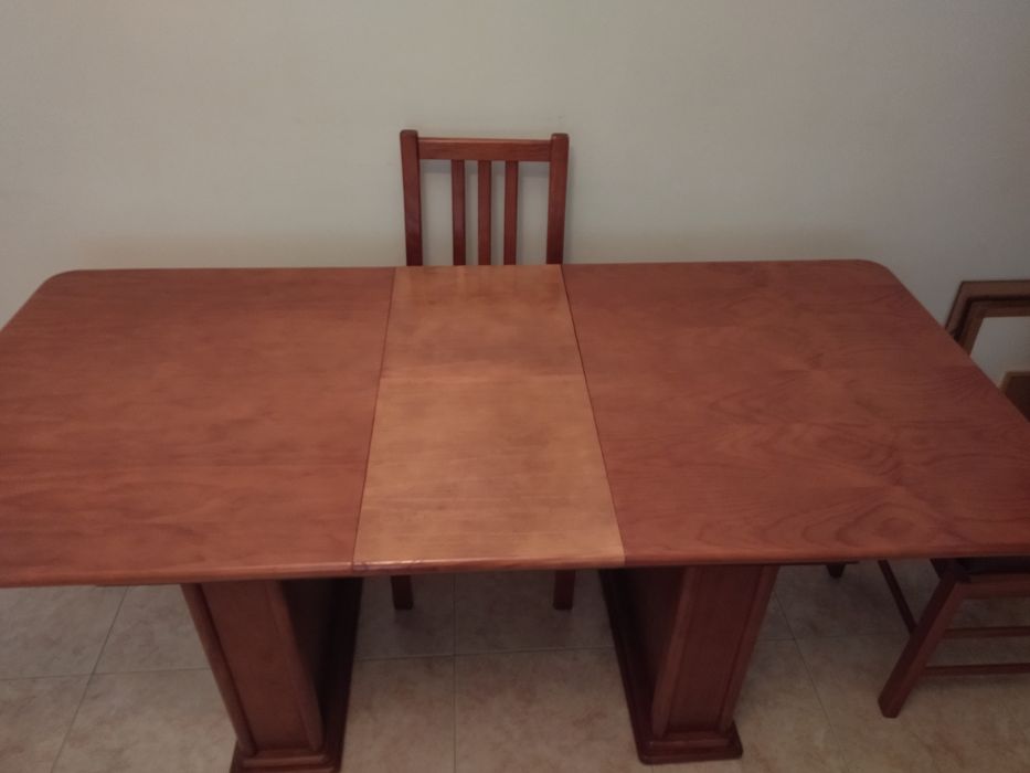 Mesa de sala em madeira