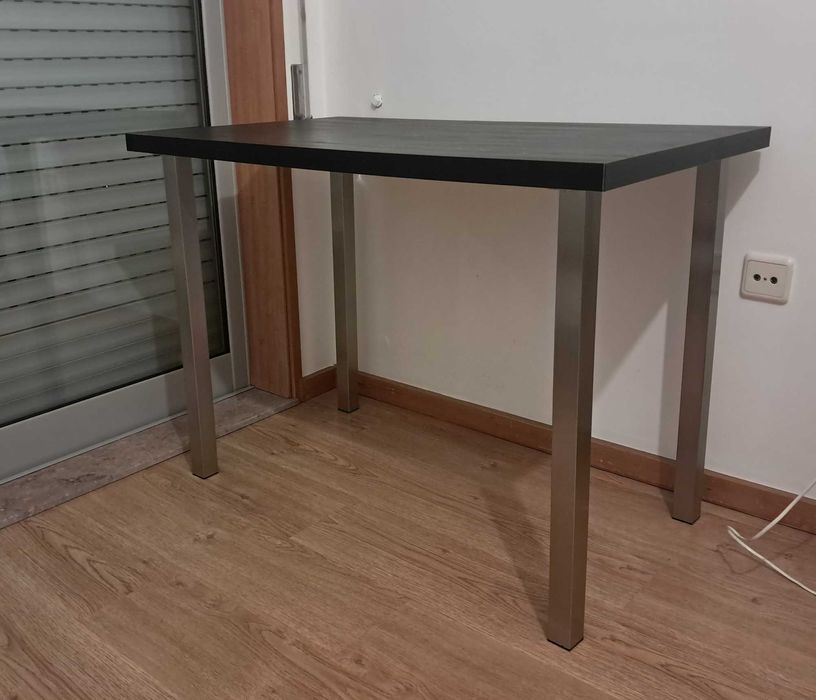 Secretária e cadeira