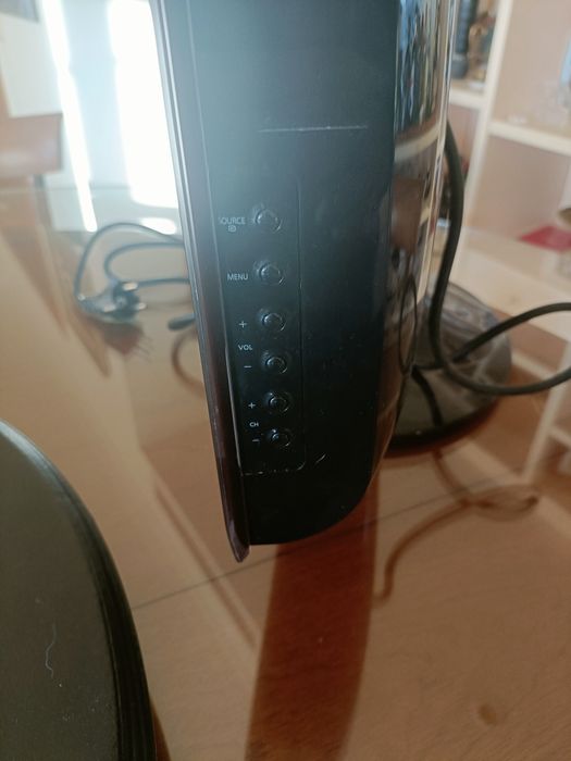 Televisor SAMSUNG T260HD com base de apoio para prateleira!