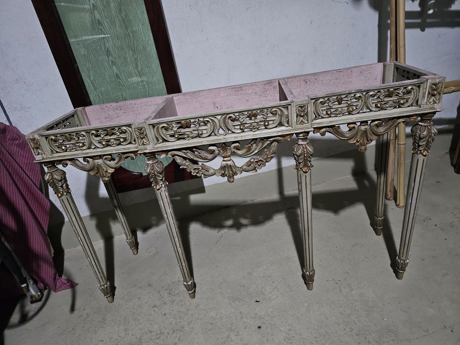 Consola antiga em madeira com pernas trabalhadas sem tampo