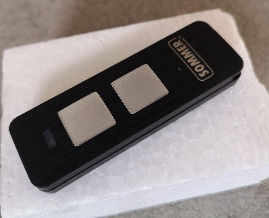 Brama Czarna na PILOTA 3000x2250 garażowa segmentowa