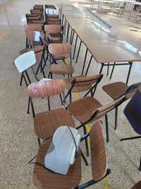 Conjunto de 10 mesas e 35 cadeiras