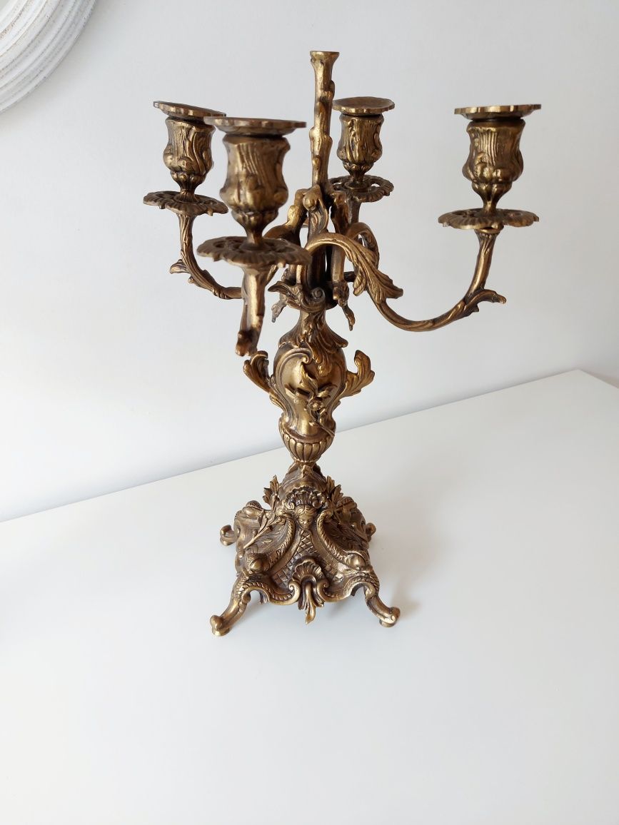 Par de candelabros com 4 lumes ao estilo Luís XV em latão Castiçal