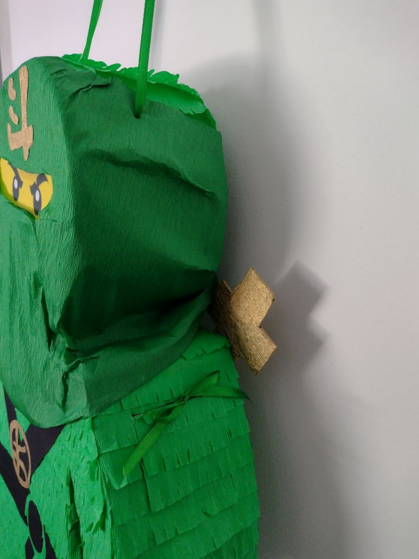 Piniata lego ninjago ludzik Lloyd Kai Jay złoty