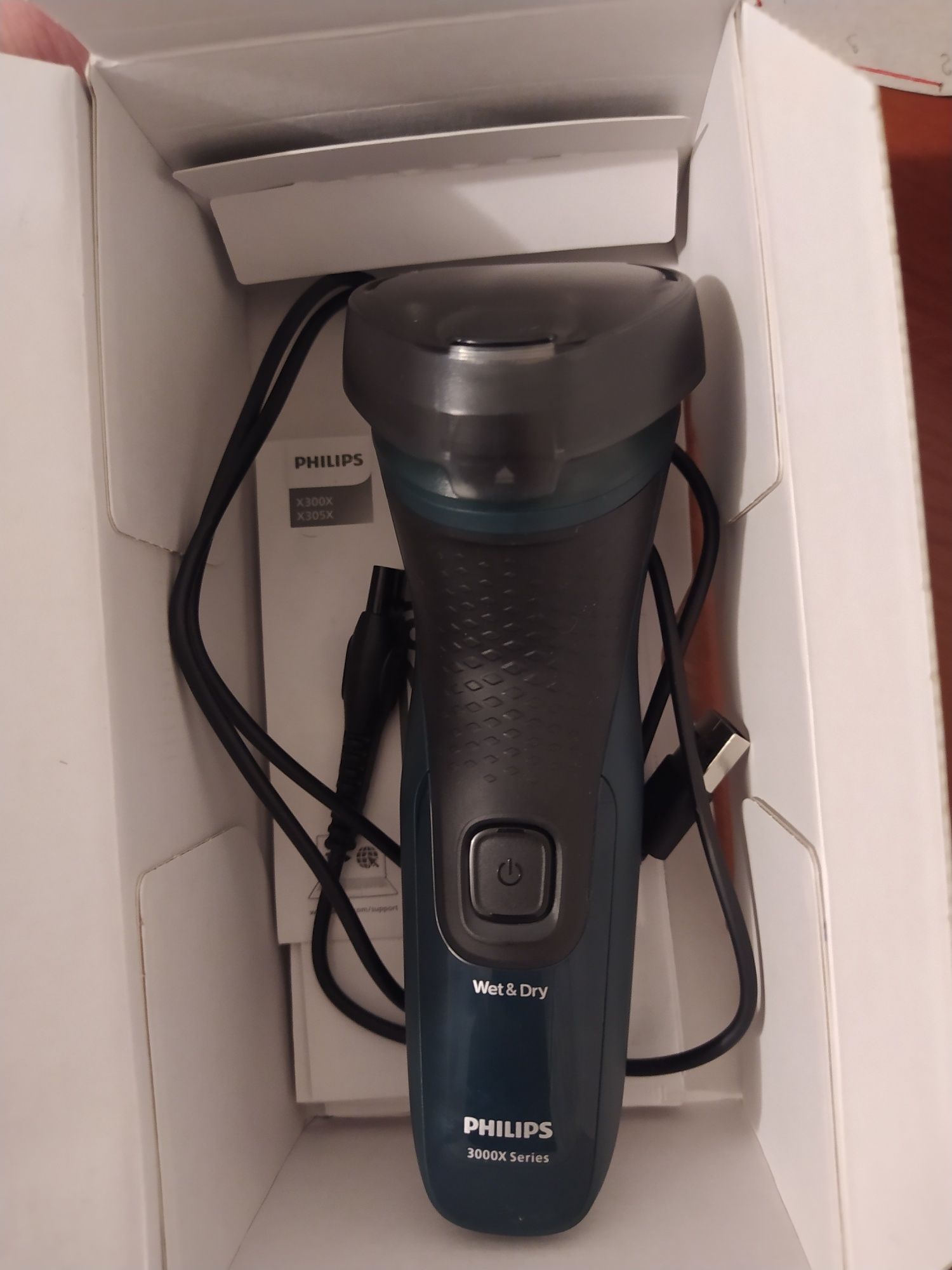НОВА Бритва Philips X3002/00