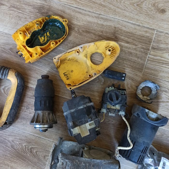 CZĘŚCI Młot wyburzeniowy DeWALT D25901 . 110V 1500W SDS MAX uszkodzony