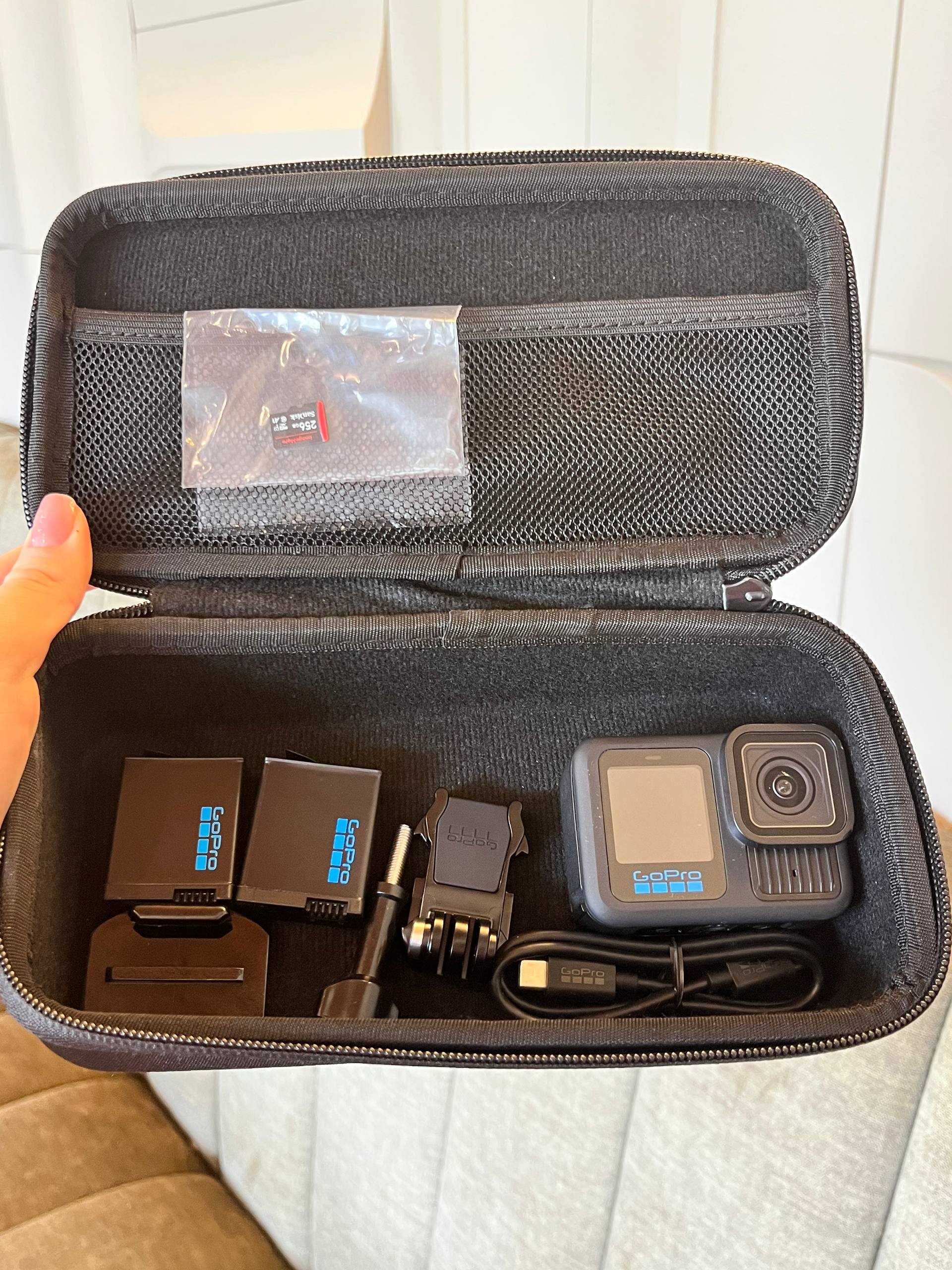 Екшн-камера GoPro Hero 13 з двома акумуляторами.