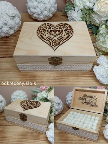 Rustykalne pudełko na obrączki ślubne wypełnione różami drewniane