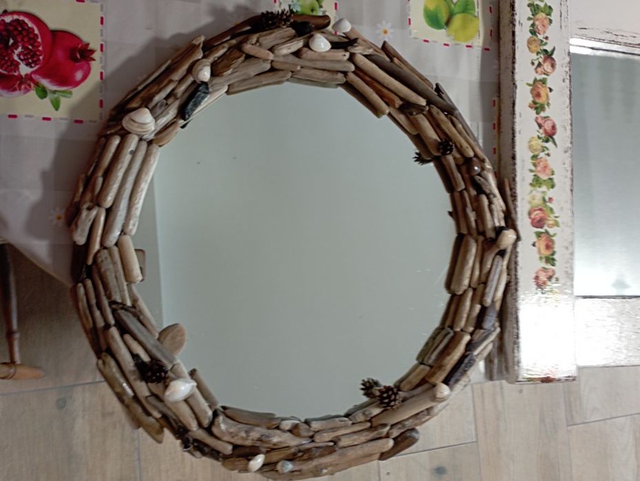 Okrągłe, drewniane lustro