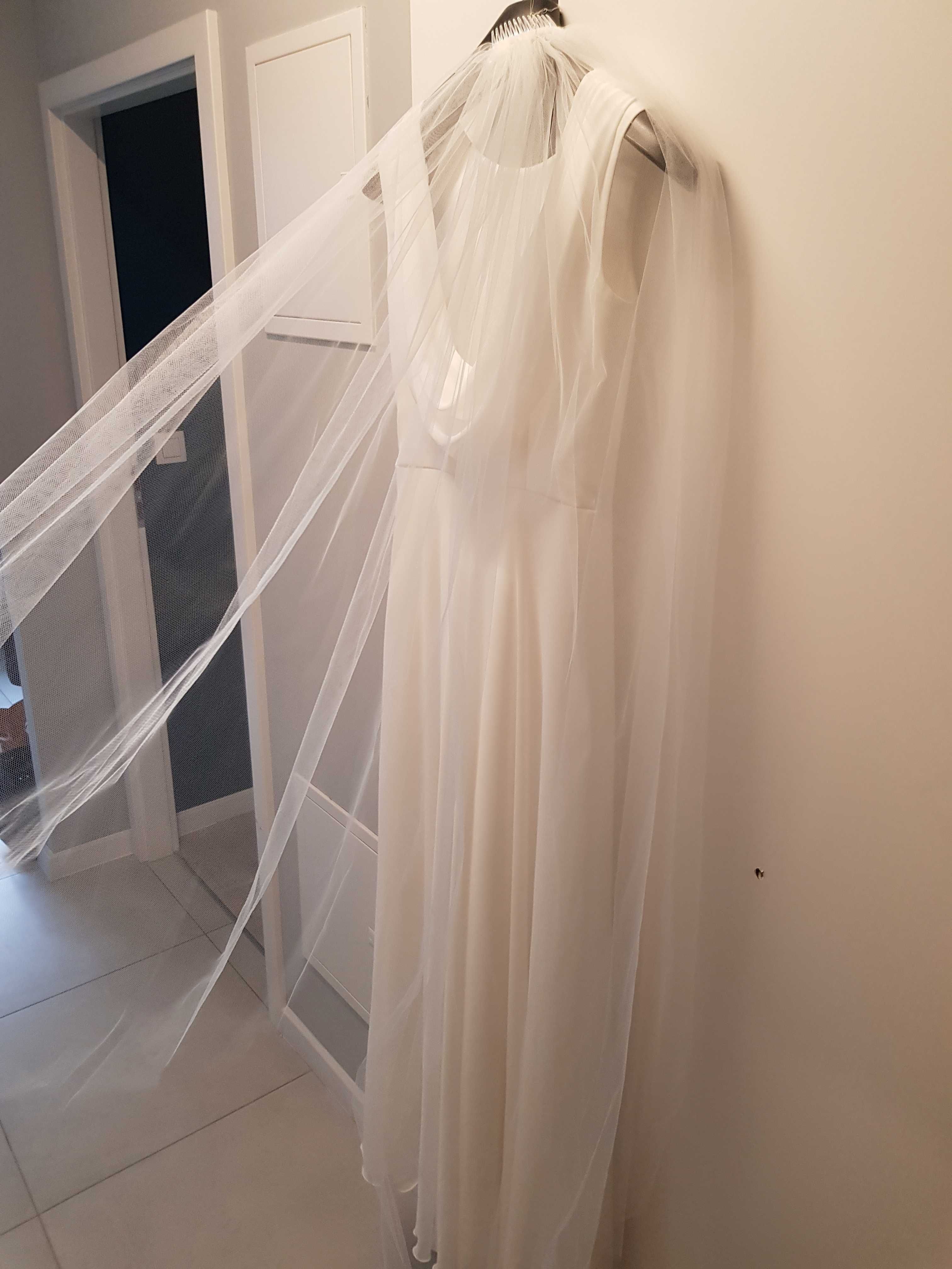 Minimalistyczna suknia ślubna w wyciętymi plecami