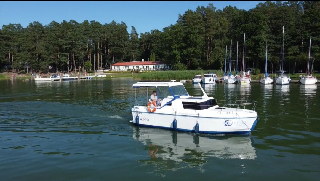 Czarter jachtu motorowego na Mazurach lato wakacje Relax 720 WJM