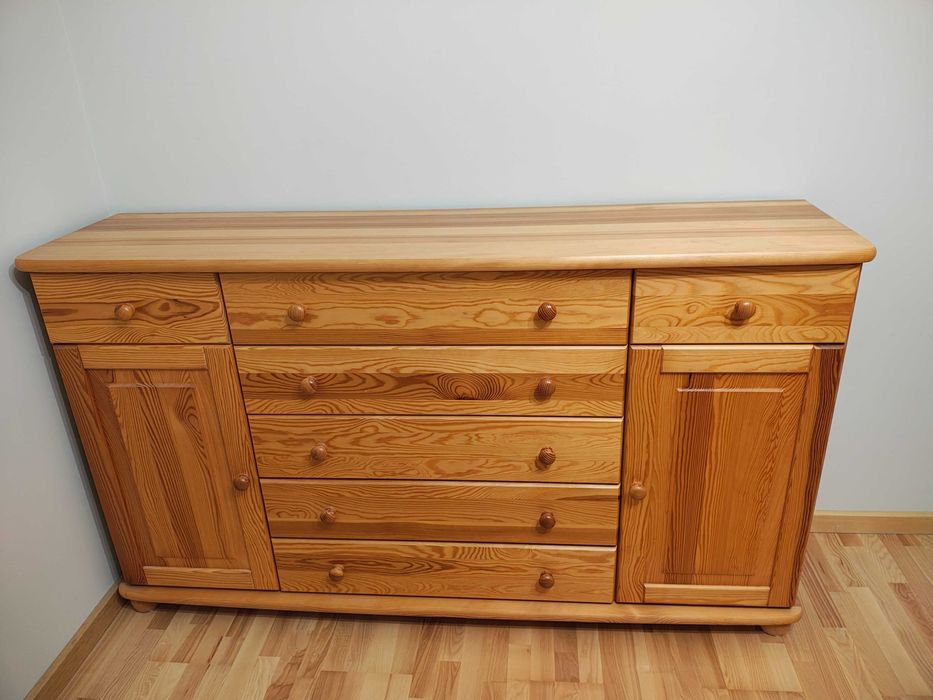Sprzedam komodę sosnową z litego drewna.