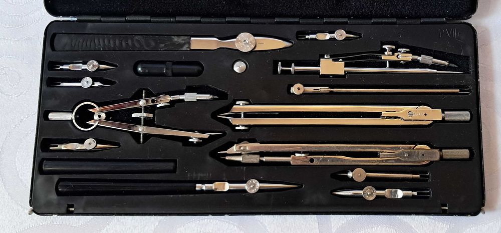 Skala PVIIc zestaw kreślarski cyrkle 15 elementów .