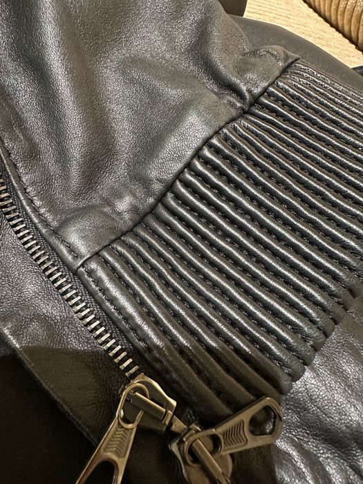 Шкіряна жіноча куртка Valentino