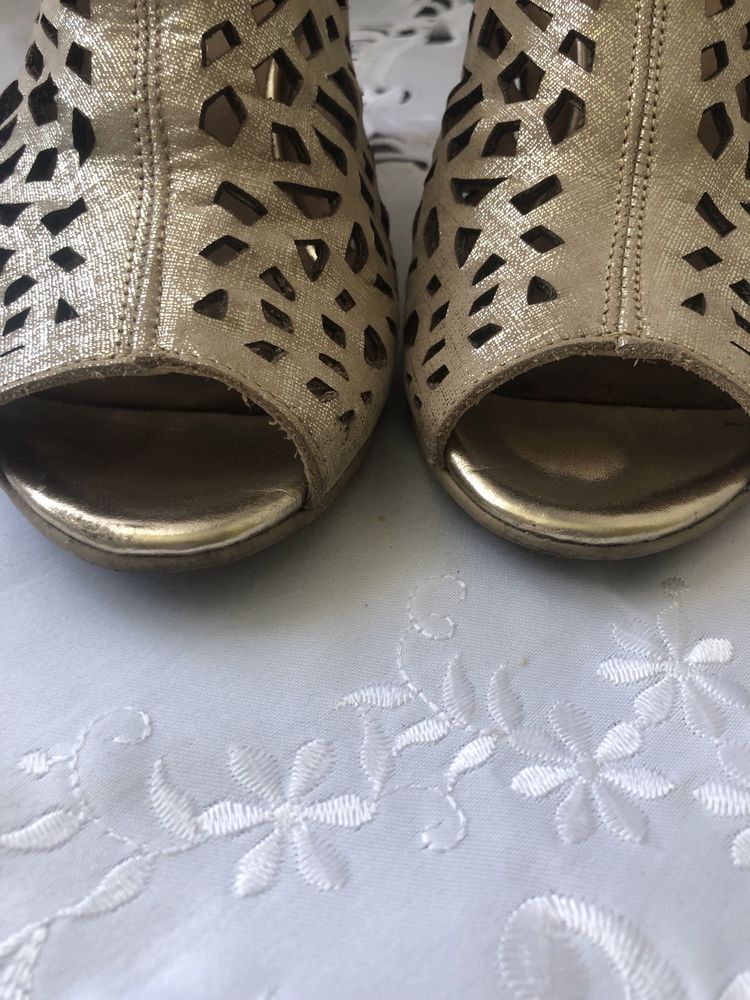 Damskie buty złote na obcasie eleganckie