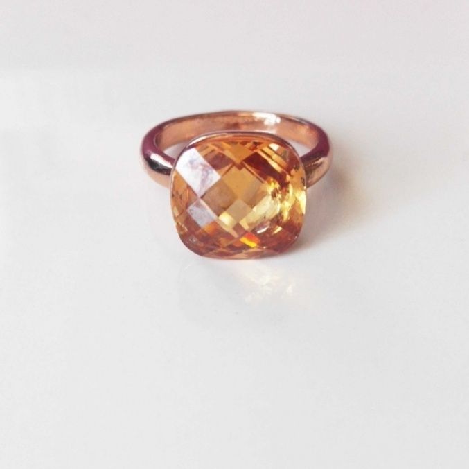 Piękny pierścionek w kolorze złotym z dużą cyrkonią, rozmiar 13-14