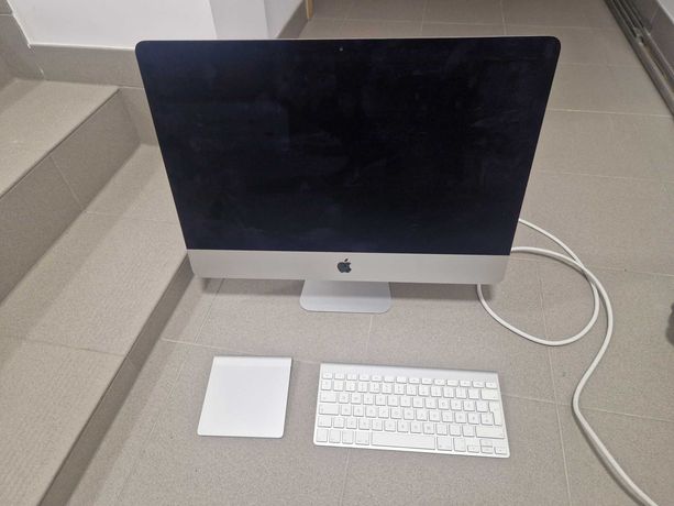Apple iMac A1418 z klawiatura i myszką.
