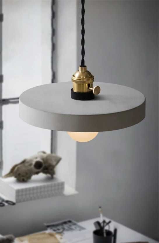 Żyrandol lampa z betonu architektonicznego z dodatkiem złotej stali
