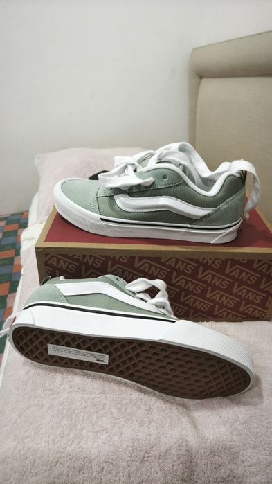 Tênis  VANS   KNu Skool