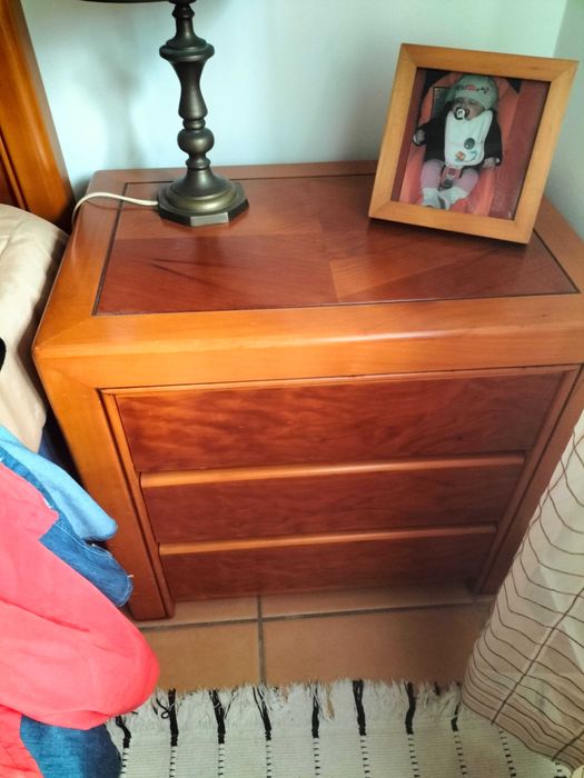 Mobília, de Nogueira, quase nova e muito robusta. Á peça /no seu todo!