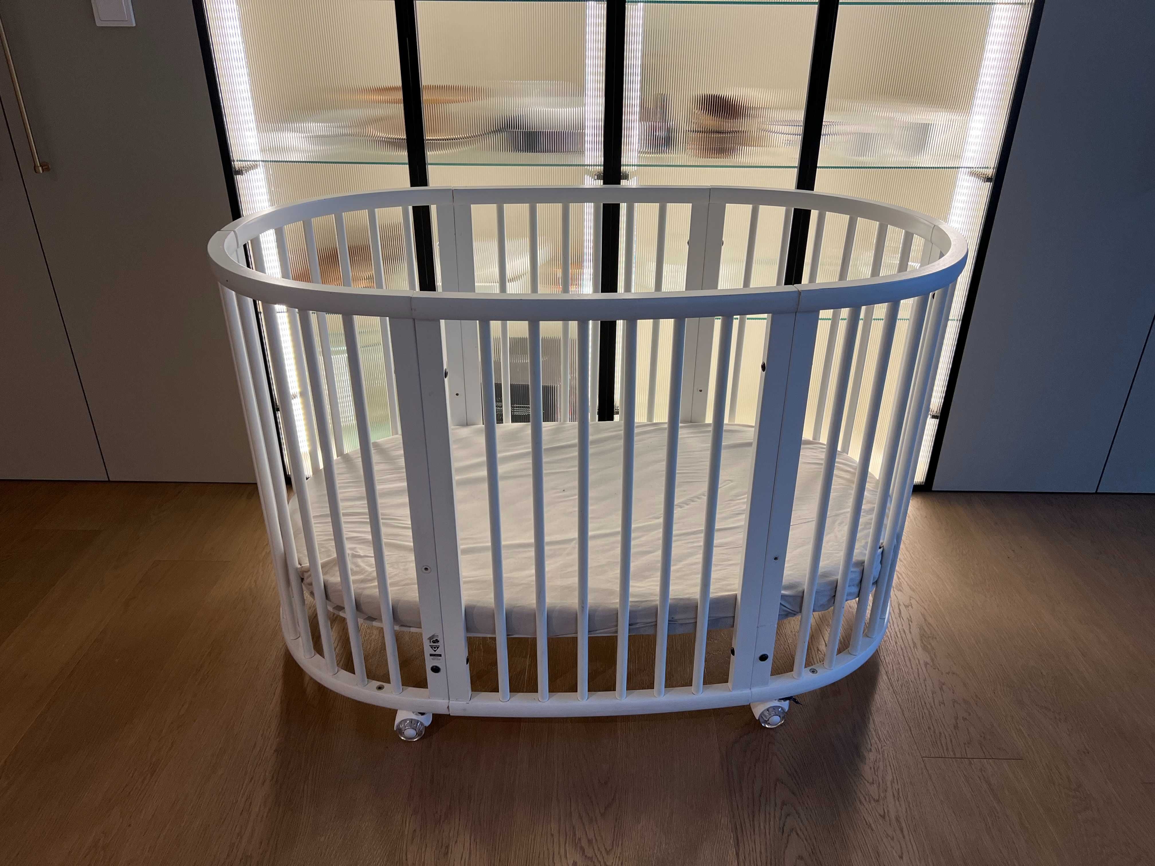 STOKKE SLEEPI łóżeczko +2 materace + baldachim + kauczukowe kolka