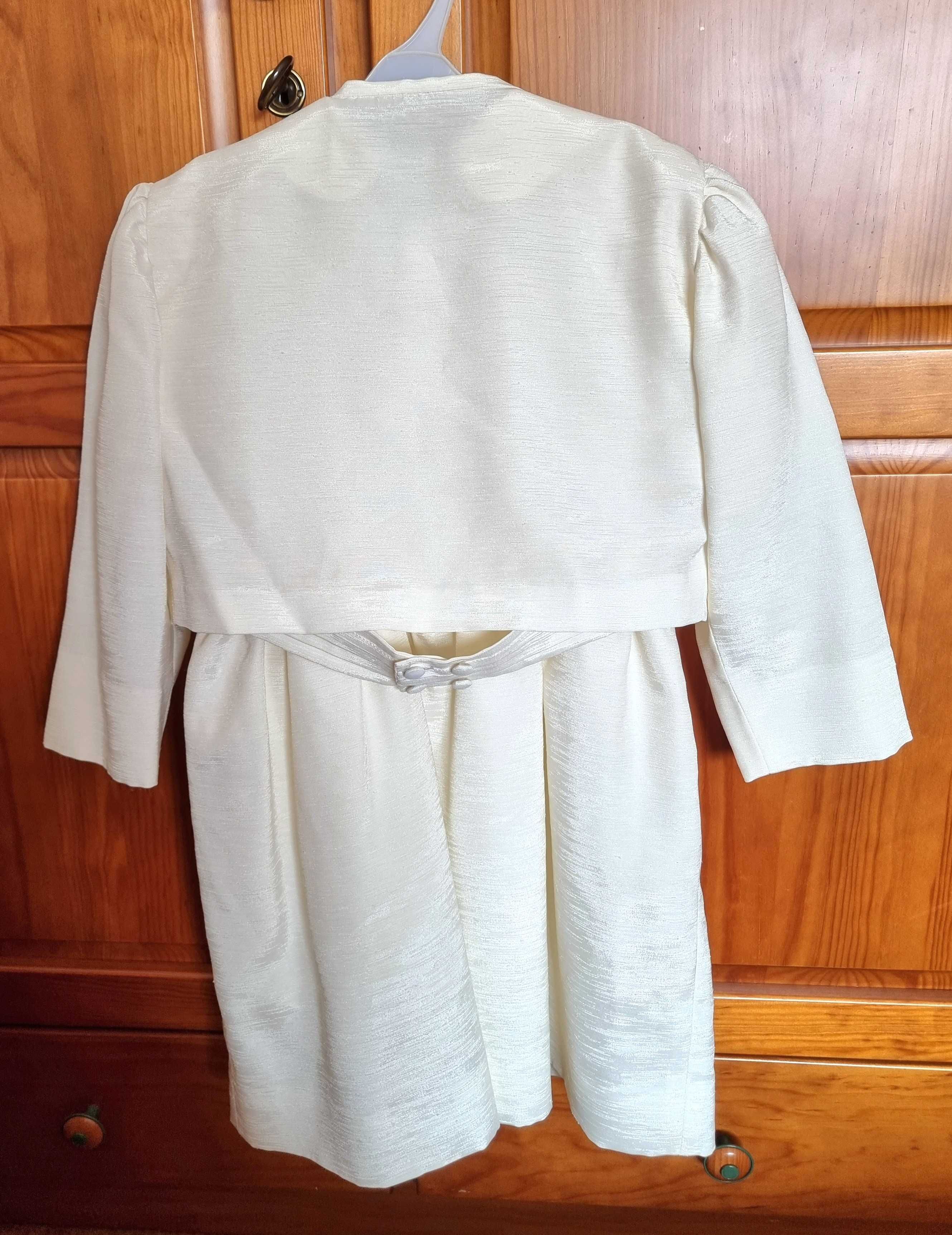 Conjunto de vestido e casaco de cerimónia bege