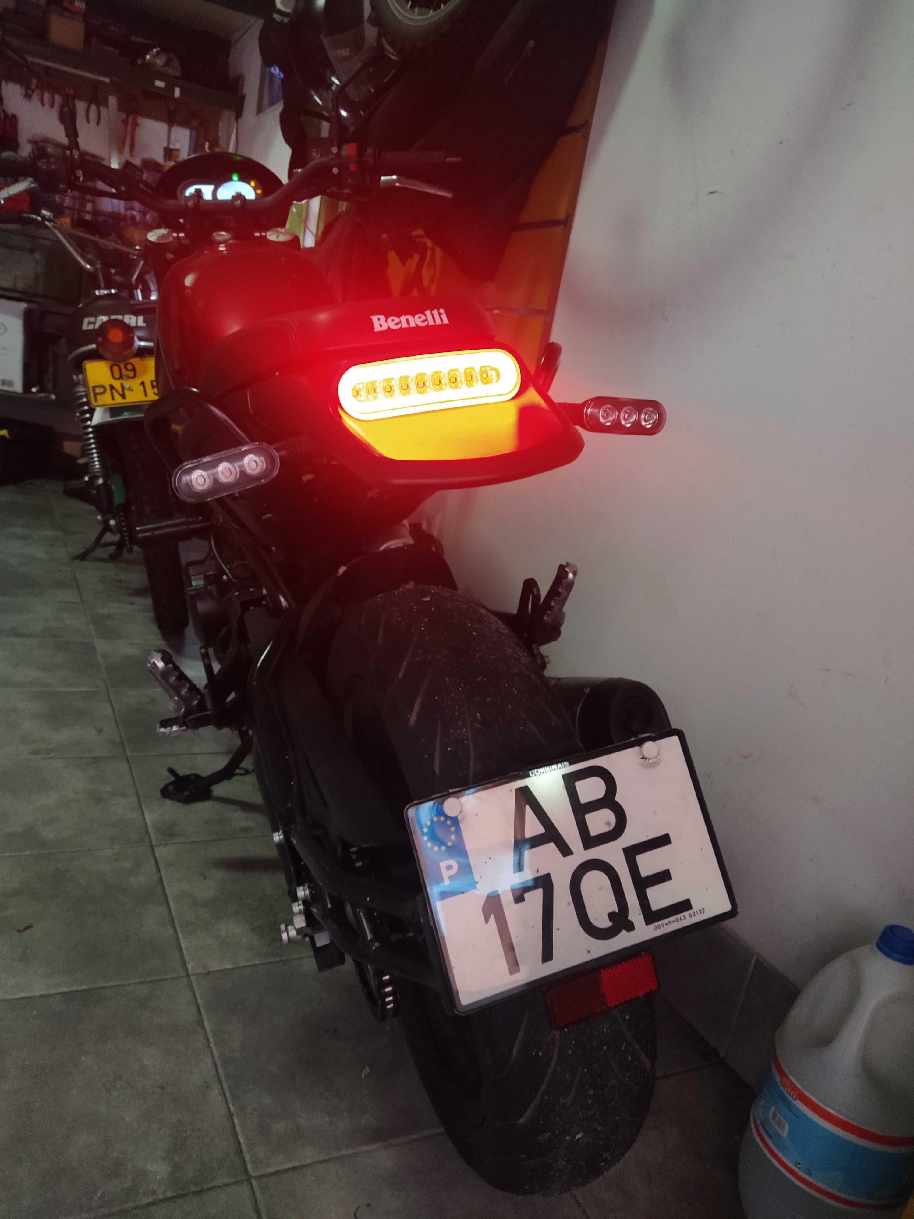 Benelli Leoncino 500 com 7727 km