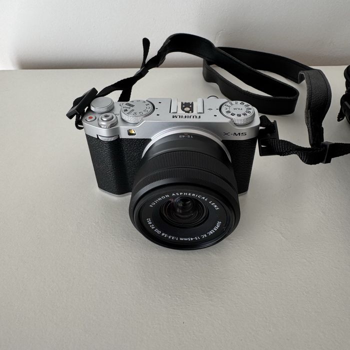 Camara FUJIFILM com lente e cartao de memoria!