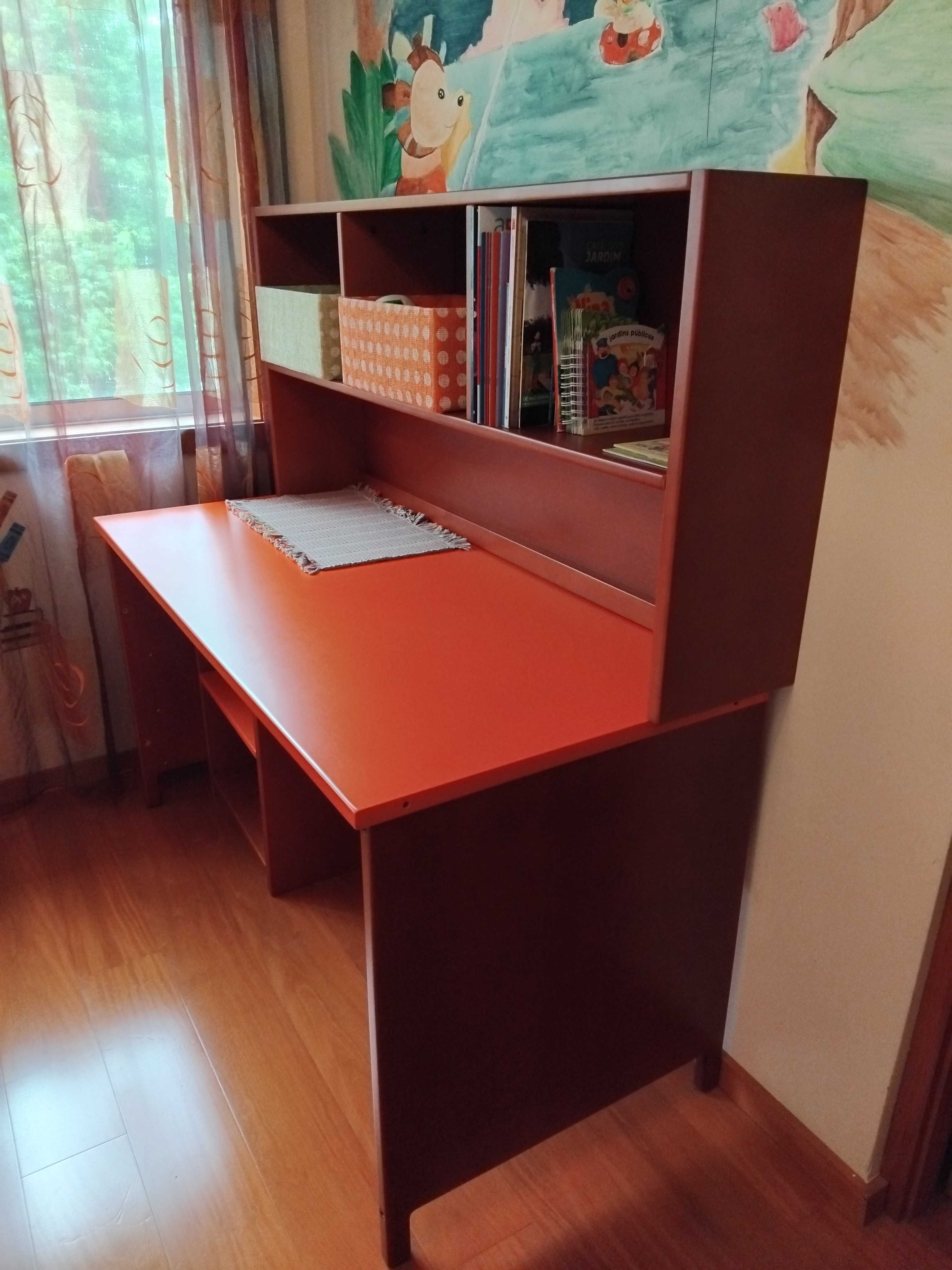 Cama , Escrivaninha e mesinha de cabeceira em ótimo estado