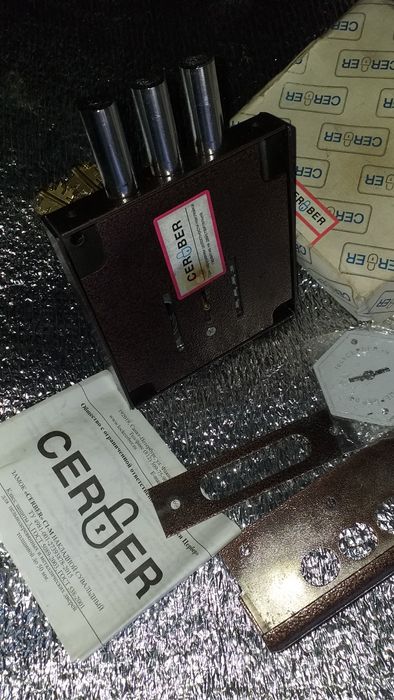 Продам накладной замок Cerber ключ-ключ.