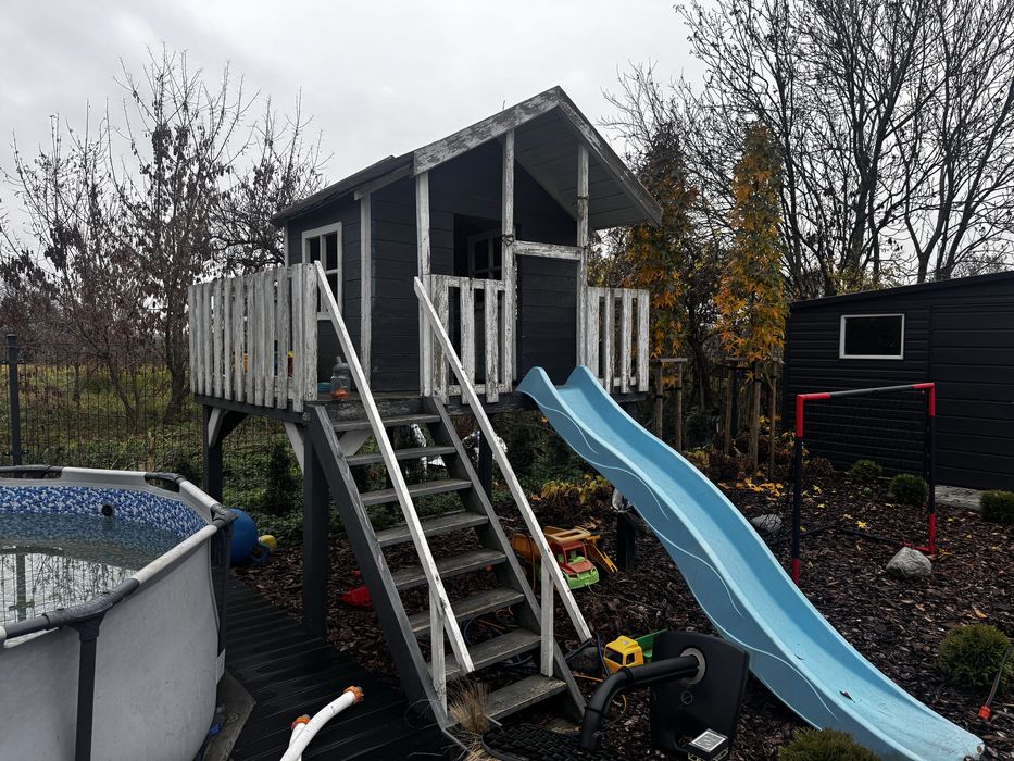 Domek dla dzieci ze zjezdzalnia