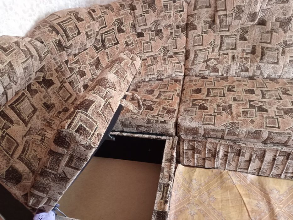 Продаю двомісний диван, який складався з декількох частин