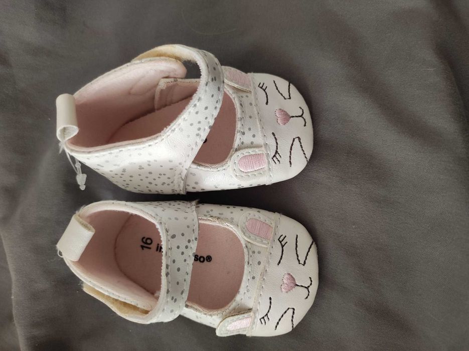 Buty niechodki dla dziewczynki rozmiar 16. Nowe, idealne do chrztu