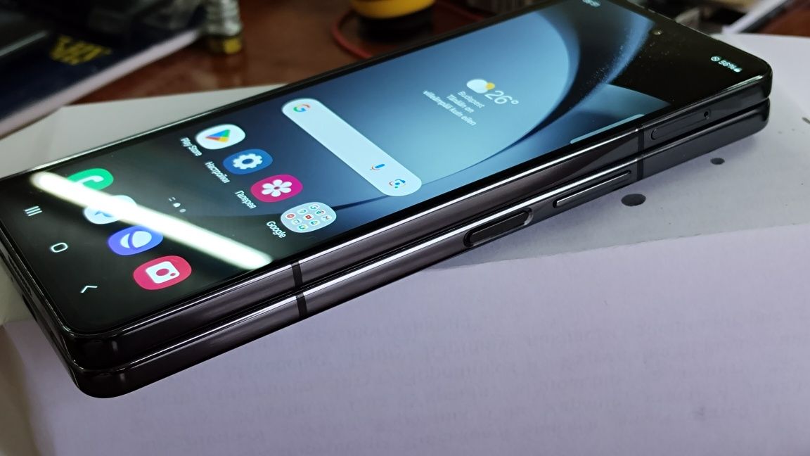 Samsung Fold 5(SM-F946B/DS) "Live Demo Unit" - нет мобильной сети.