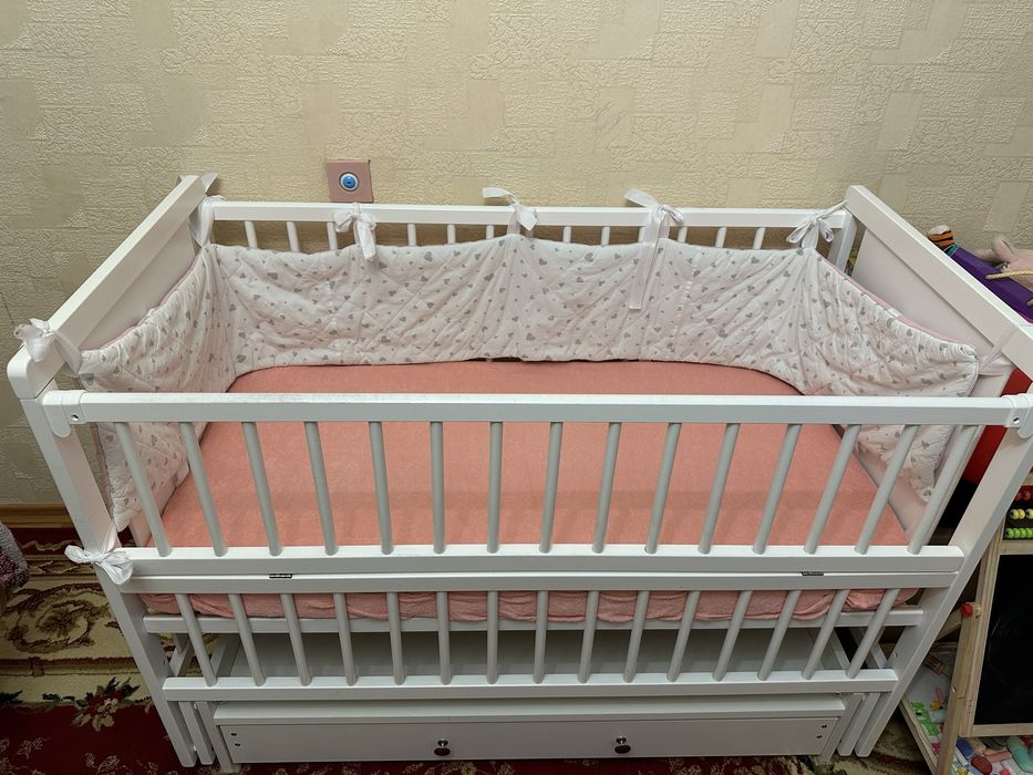 Дитяче ліжко.