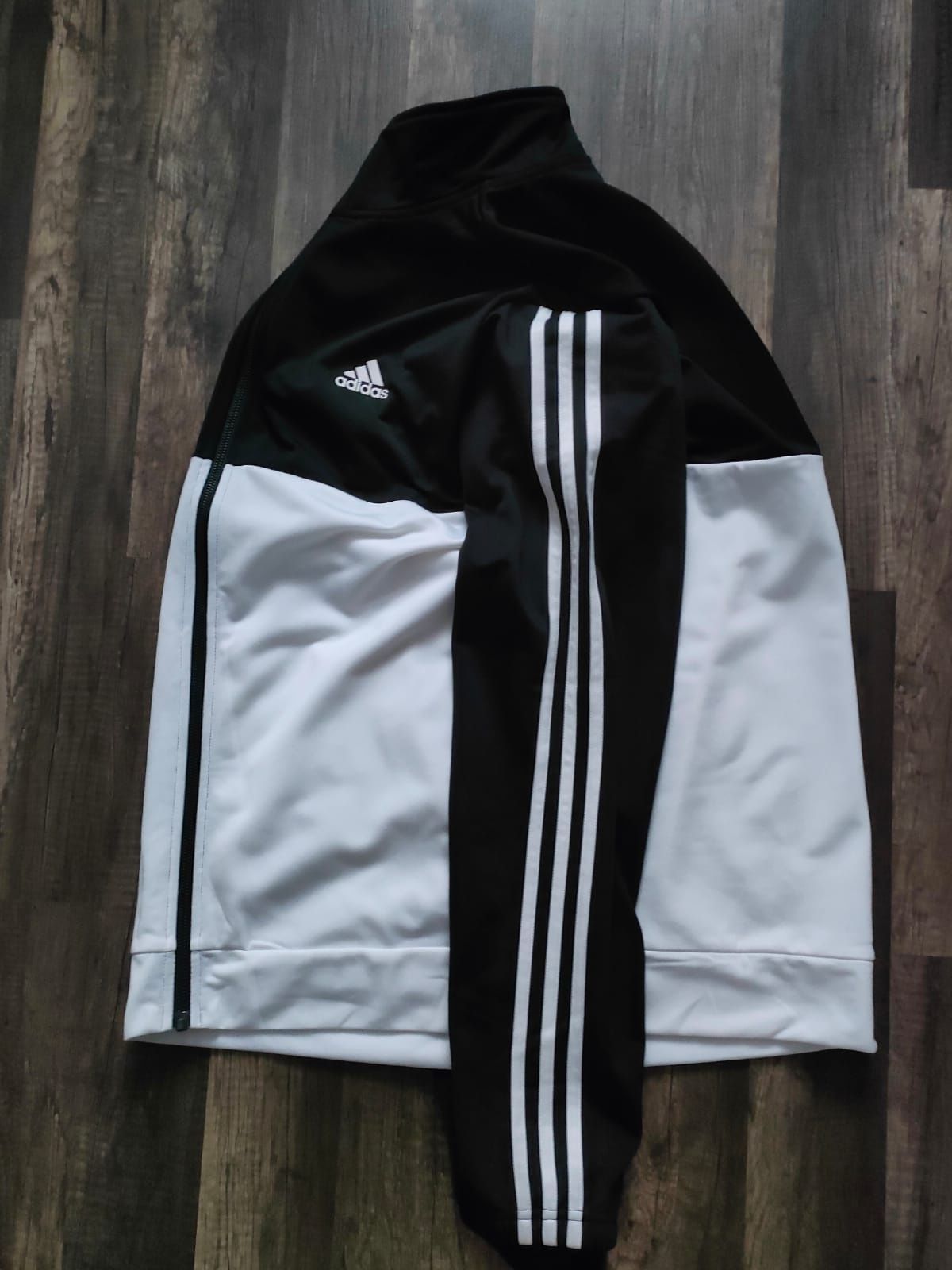 rozpinana sportowa bluza ADIDAS na wiosnę , jak nowa