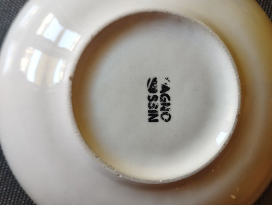 Talerze dyże deserowe i głębokie firmy Oagni z porcelany po bokach usz