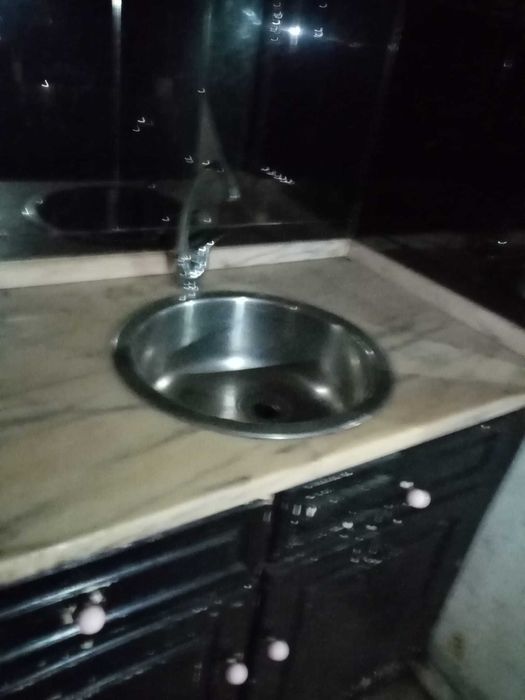 Móvel com pio em madeira e mármore. Dimensões: 206 x 88 x 60 cm