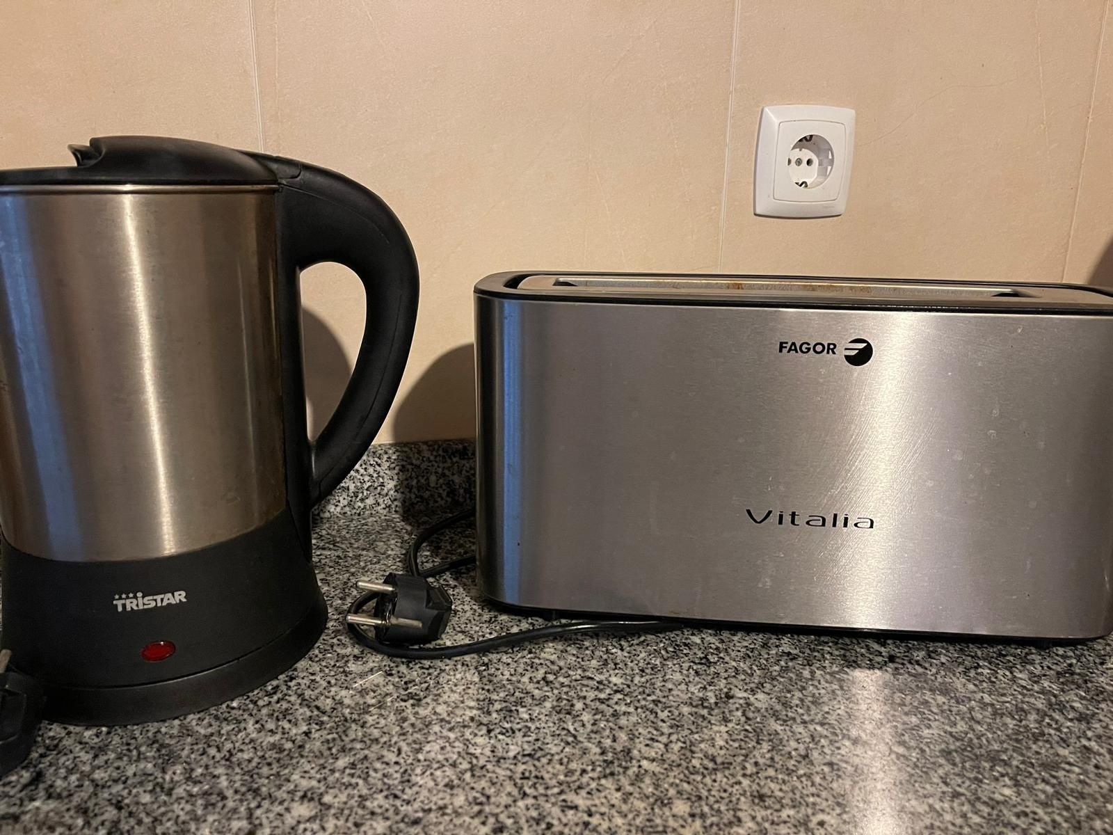 Máquina de lavar loiça, torradeira e chaleira de água quente.