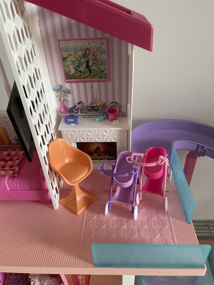Duży dom dla Barbie z windą i basenem